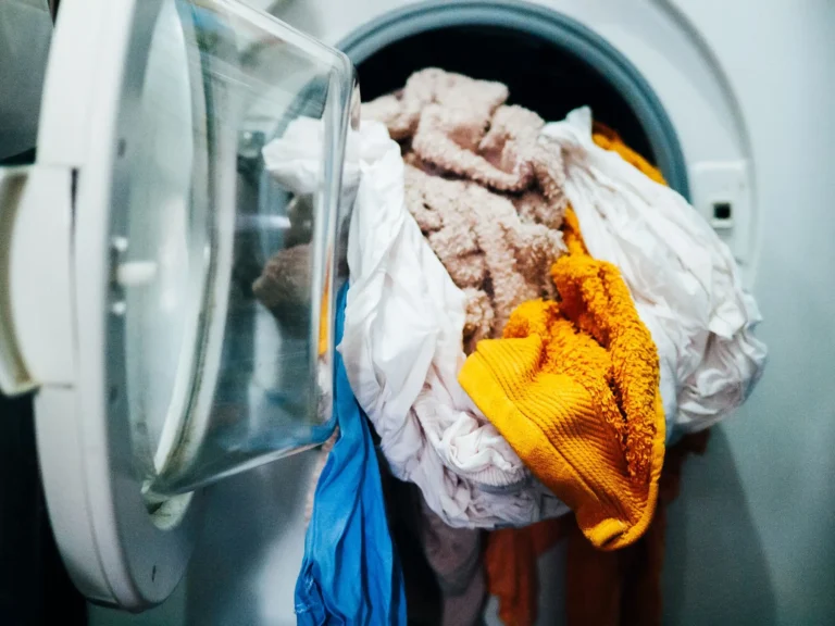 Lavadora que no centrifuga con ropa acumulada en el tambor